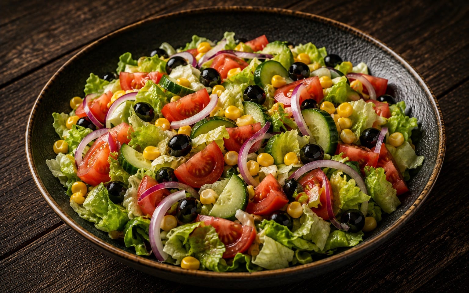 Insalata Mista - Gemischter Salat mit Oliven, Gurken, Tomaten, Zwiebeln und Mais. Wahlweise mit Joghurtsoße bei Pizzeria Napoli