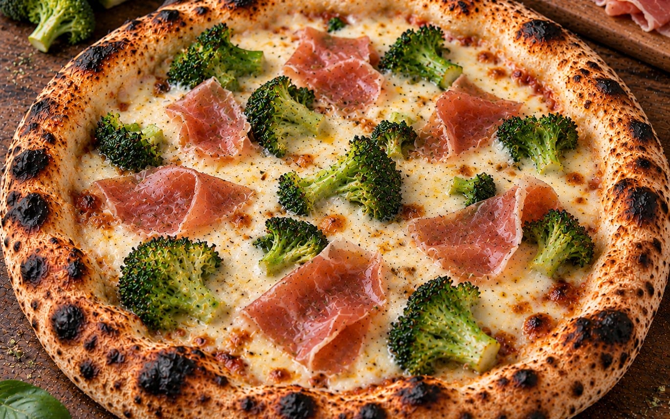 37. Venezia Love - Sauce Hollandaise, Käse, Broccoli & Schinken bei Pizzeria Napoli