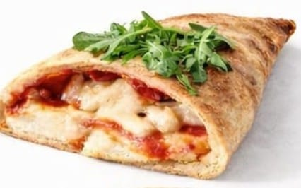 116. Margherita - Klassische Calzone mit aromatischer Tomatensoße und zart schmelzedem Käse. bei Pizzeria Napoli