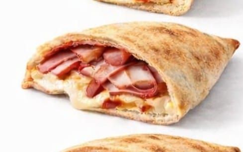 117. Prosciutto - Herzhafte Calzone mit Tomatensoße, Käse und feinem Schinken. bei Pizzeria Napoli