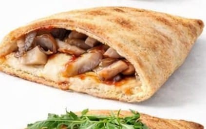 118. Funghi - Saftige Calzone mit Tomatensoße, Käse und frischen Champignons. bei Pizzeria Napoli
