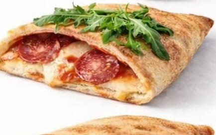 119. Salami - Würzige Calzone mit Tomatensoße, Käse und Salami. bei Pizzeria Napoli