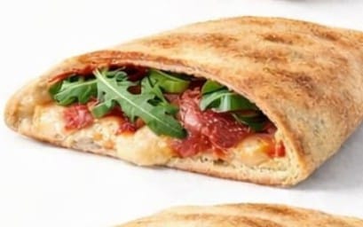 120. Diavolo - Scharfe Calzone mit Tomatensoße, Käse, Salami und feurigen Jalapeños. bei Pizzeria Napoli