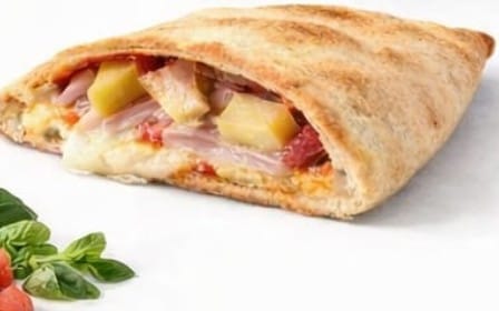122. Hawaii - Beliebte Calzone mit Tomatensoße, Käse, Schinken und süßer Ananas. bei Pizzeria Napoli